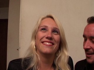 Molie aime poser nue aux beaux-arts et plus si affinités.