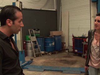 Le chauffeur de taxi se dédommage avec le cul de lucia, beurette bcbg et salope!