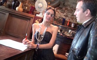 Laetitia, brunette à lunettes et gros seins naturels très douée pour vendre!