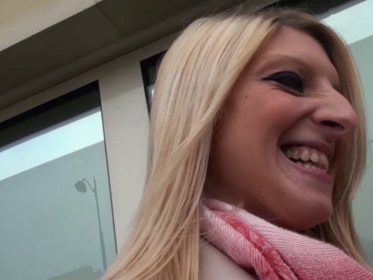 Voir la vidéo: Une blonde sexy se tape deux queues pour le gouter