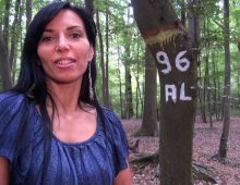 Une femme mariée suce un lascar en forêt