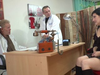 Calista visite notre institut de l'écartelage de chatte et va dérouiller sévère