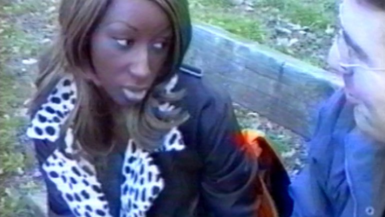 Une Black très salope qui ramène un inconnu chez elle pour qu'il ...