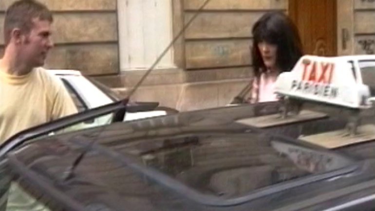 Une jeune femme se fait enlever par un chauffeur de taxi pervers ...