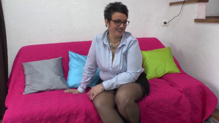 Bbw With Glasses Getting Fucked - Casting couch of a BBW squirt mom getting fist fucked and hard sodomized  before getting jizzed on her glasses - Porn Video Nude in France